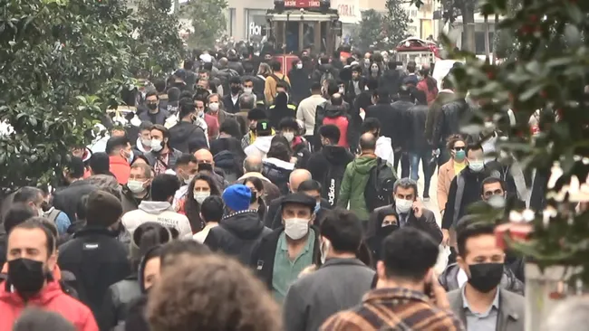 istiklal-caddesinde-korkutan-goruntu-maske-ve-mesafe-unutuldu-1616419208848.jpg