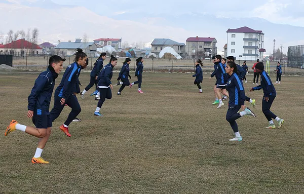 kiz-cocuklari-futbol-oynamaz-algisini-boyle-yerle-bir-ettiler-iste-ilham-kaynagi-o-goruntuler-1733896111292.jpg