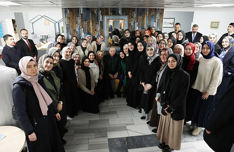 Başkan Erdoğan, cuma namazı sonrası Gençlik Merkezi’ni ziyaret etti...