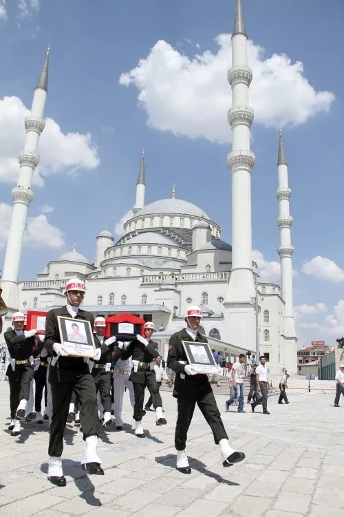 Şehidi son yolculuğuna devletin zirvesi uğurladı
