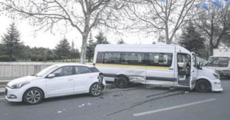 Minibüs ile otomobil çarpıştı: 2 yaralı