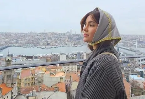 Nişanlısından ayrıldı, soluğu Türkiye'de aldı! Kainat Güzeli bakın aşk acısına çareyi nasıl buldu...