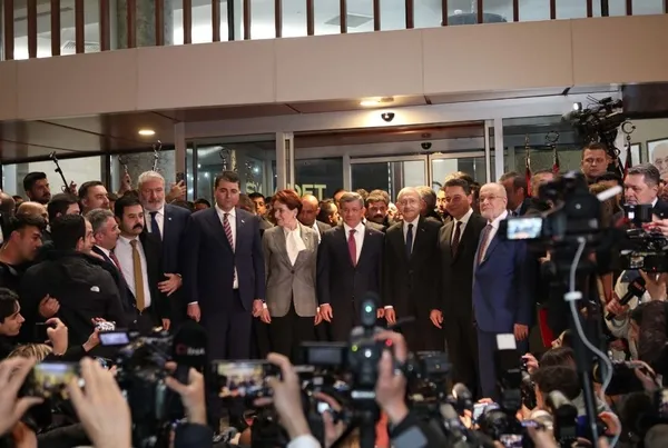 deva-gelecek-ve-saadetten-chplileri-cildirtacak-hamle-kucuk-ortaklar-birlesiyor-1686857453117.jpg DEVA, Gelecek ve Saadet'ten CHP'lileri çıldırtacak hamle: Küçük ortaklar birleşiyor!