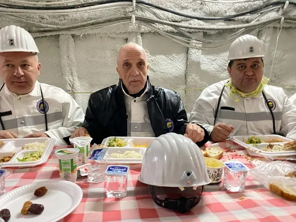 atalay-madencilerin-iftar-sofrasina-konuk-oldu-1742647367508.jpg