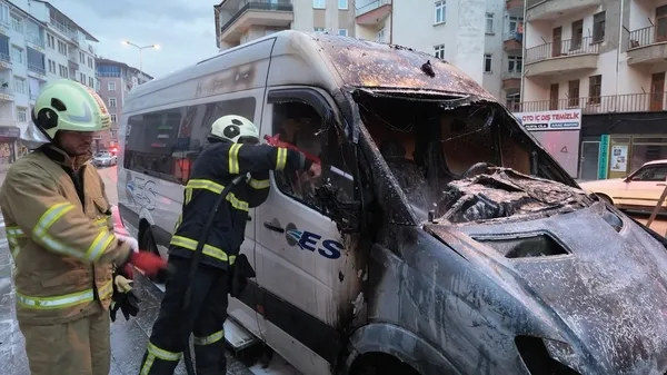 alevler-park-halindeki-minibusu-sardi-turizm-firmasinin-araci-kule-dondu-1785058040545.jpg
