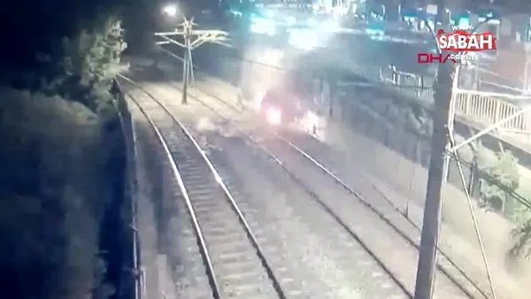 İstanbul Bakırköy'de otomobil metro hattına böyle düştü | Video