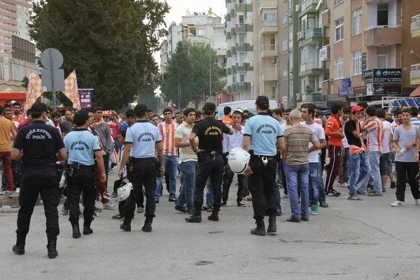 Adana Demirspor - Adanaspor maçı öncesi kavga