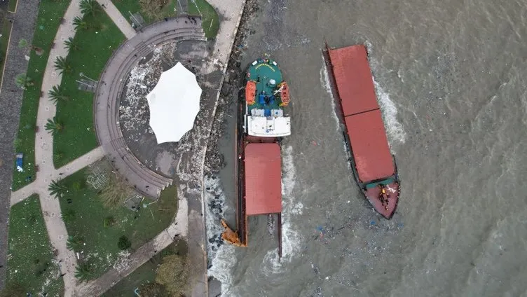 Zonguldak’ta ikiye bölünen gemi görüntülendi! İşte tahliye anları!