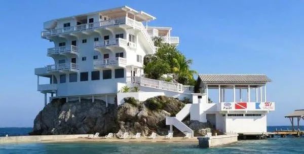 Kayanın üzerine otel inşa ettiler
