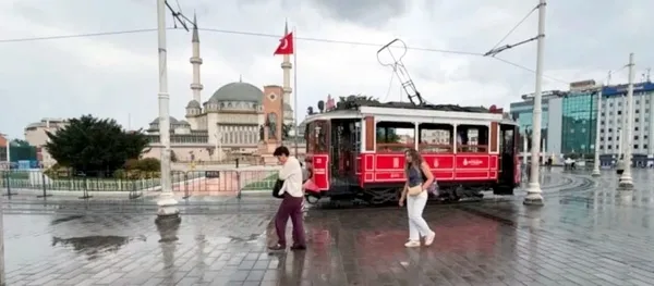 istanbul-gune-yagmurla-uyandi-sicak-hava-yerini-serin-havaya-birakti-1784877688652.jpg