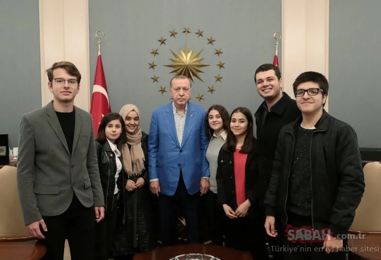 Erdoğan, çaya davet ettiği öğrencileri Külliye’de ağırladı