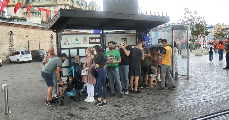 Taksim’de yağmur! Vatandaşlar hazırlıksız yakalandı