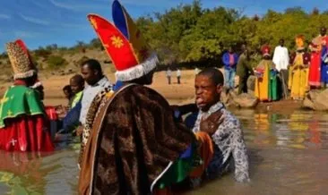 Etiyopya’da vaftiz yapan papaza saldıran timsah...