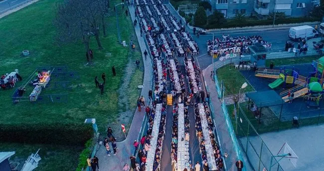 Binlerce kişinin buluştuğu iftar sofrası havadan görüntülendi