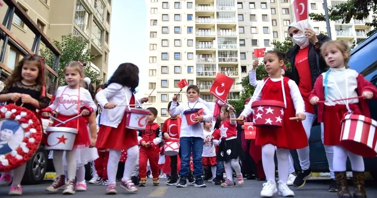 Tuzla’da minik çocuklardan bandolu Cumhuriyet Bayramı korteji