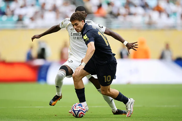 Milli futbolcu Kenan Yıldız resmen imzayı atıyor! 3 Son dakika transfer haberi: Milli futbolcu Kenan Yıldız resmen imzayı atıyor! Yeni kazancı dudak uçuklatacak...