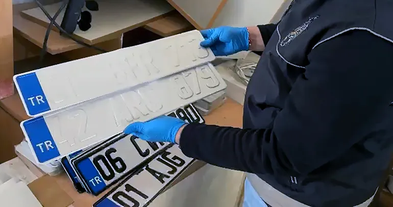 Adana’da sahte plaka çetesine baskın: 4 şüpheli tutuklandı