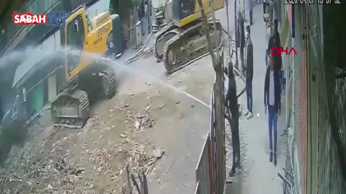 Zeytinburnu’nda inşaattan beton parçası düştü; 6 yaşındaki çocuk öldü videosunu izle Zeytinburnu’nda inşaattan beton parçası düştü; 6 yaşındaki çocuk öldü videosunu izle