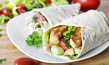 5 dakikada hazır, lezzeti günlerce konuşulur: Domatesli tavuk wrap!