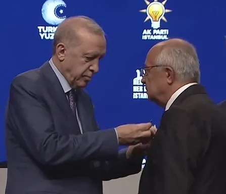 son-dakika-tuzla-cekmekoy-ve-sile-belediyeleri-ak-partiye-katildi-rozetlerini-baskan-erdogan-takti-1785594274922.jpg