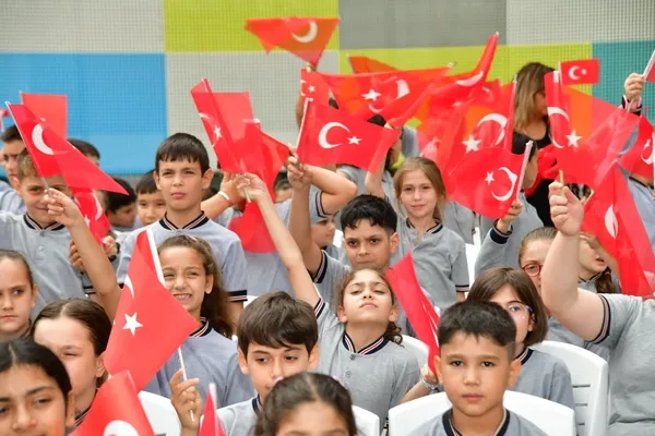 yurt-genelinde-ilk-ders-zili-caldi-ogrencilerin-heyecani-gozlerine-yansidi-1789381019081.jpg