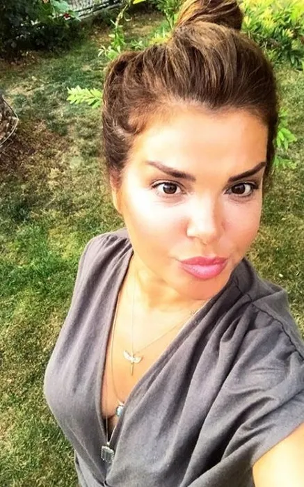 Gülen yüzü ve sevimliliğiyle ışık saçıyordu! Bu küçük kız çocuğunu tanıyabildiniz mi?