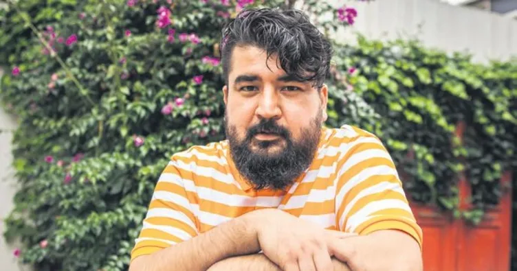 Yılana konser verdi