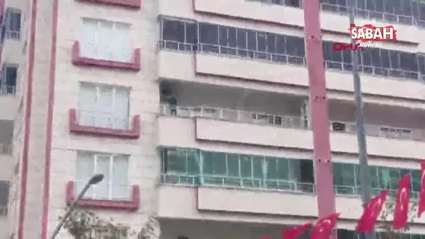 Balkon korkuluklarına çıkan küçük kız yürekleri ağza getirdi | Video