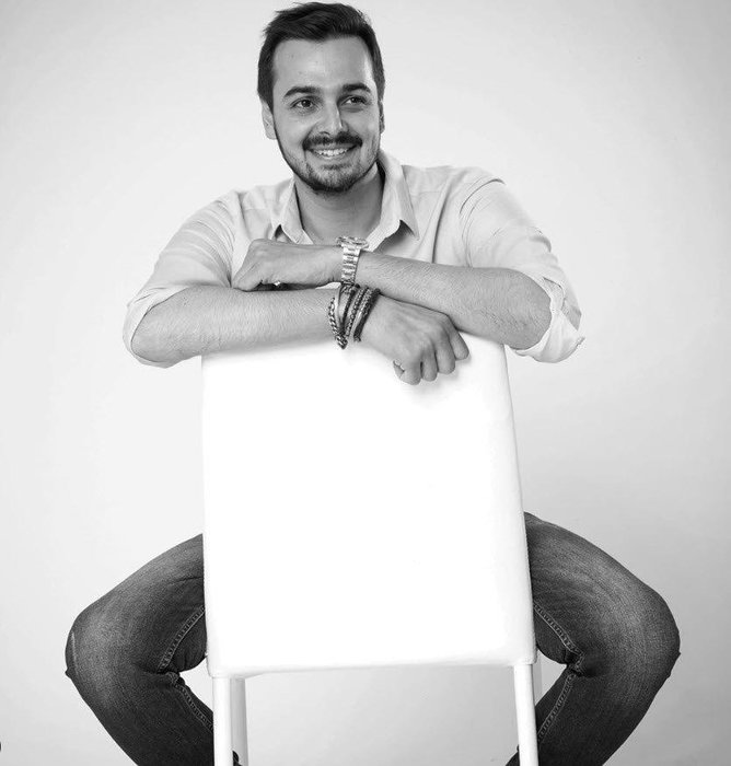 Kerem Alışık oğlu Sadri Alışık ile aynı dizideymiş...Ünlü oyuncu Kerem Alışık'ın oğlu Sadri Alışık dedesinin kopyası!