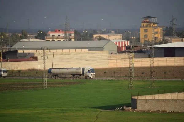 kamislida-pkkypgpyd-teror-orgutu-abd-ile-birlikte-petrolu-kacirirken-nusaybinden-goruntulendi-1705558737787.jpg Kamışlı’da teröristler ve ABD petrol kaçırırken görüntülendi