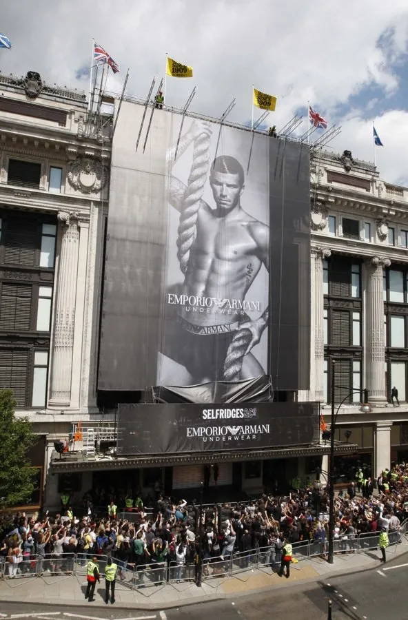 Beckham çifti Armani için kamera karşısında
