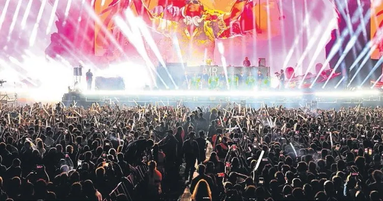 200 bin kişi dev sahnede eğlendi