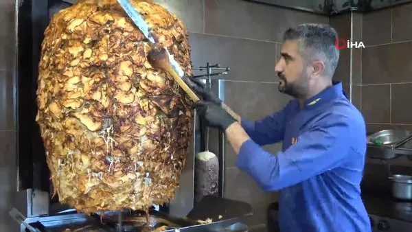 Adana'dan Nusret'e rakip çıktı! 24 ayar altın kaplamalı tavuk döner görenleri şaşırtıyor...