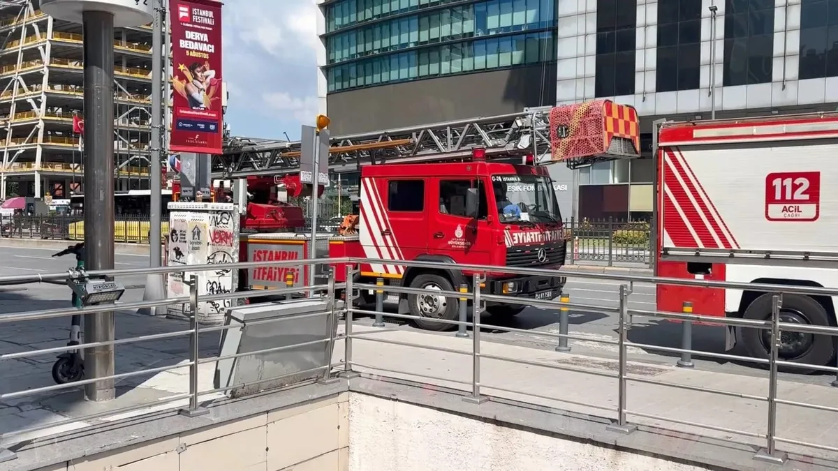 Şişli'de metro raylarına düşen görme engelli genç kurtarıldı.