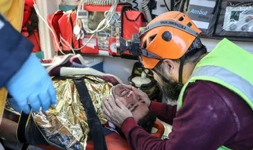 Depremzedeye sarılan gönüllü, gözüne pansuman yaptırıp enkaza koşmuş