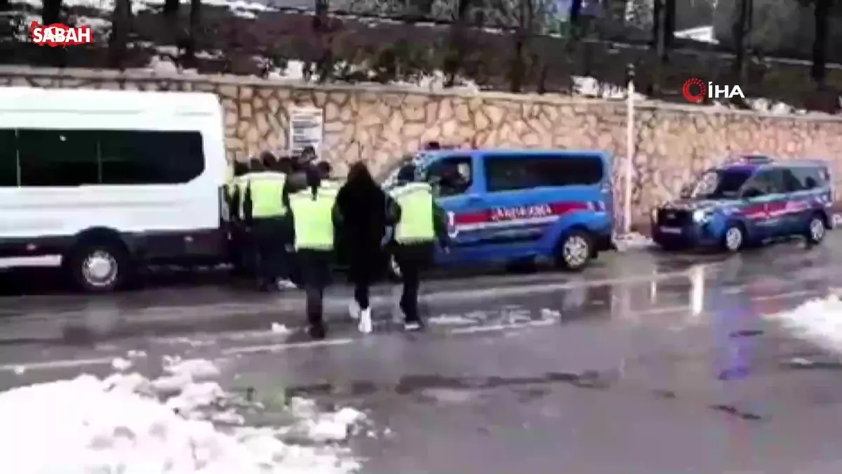 Jandarmadan fuhuş operasyonu: 11 kişi tutuklandı | Video videosunu izle Jandarmadan fuhuş operasyonu: 11 kişi tutuklandı | Video videosunu izle