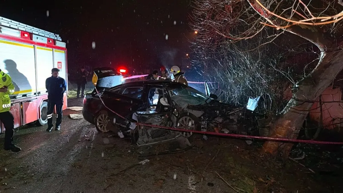 Bursa’da otomobil ağaca çarptı: 2 ölü, 2 yaralı Bursa’da otomobil ağaca çarptı: 2 ölü, 2 yaralı