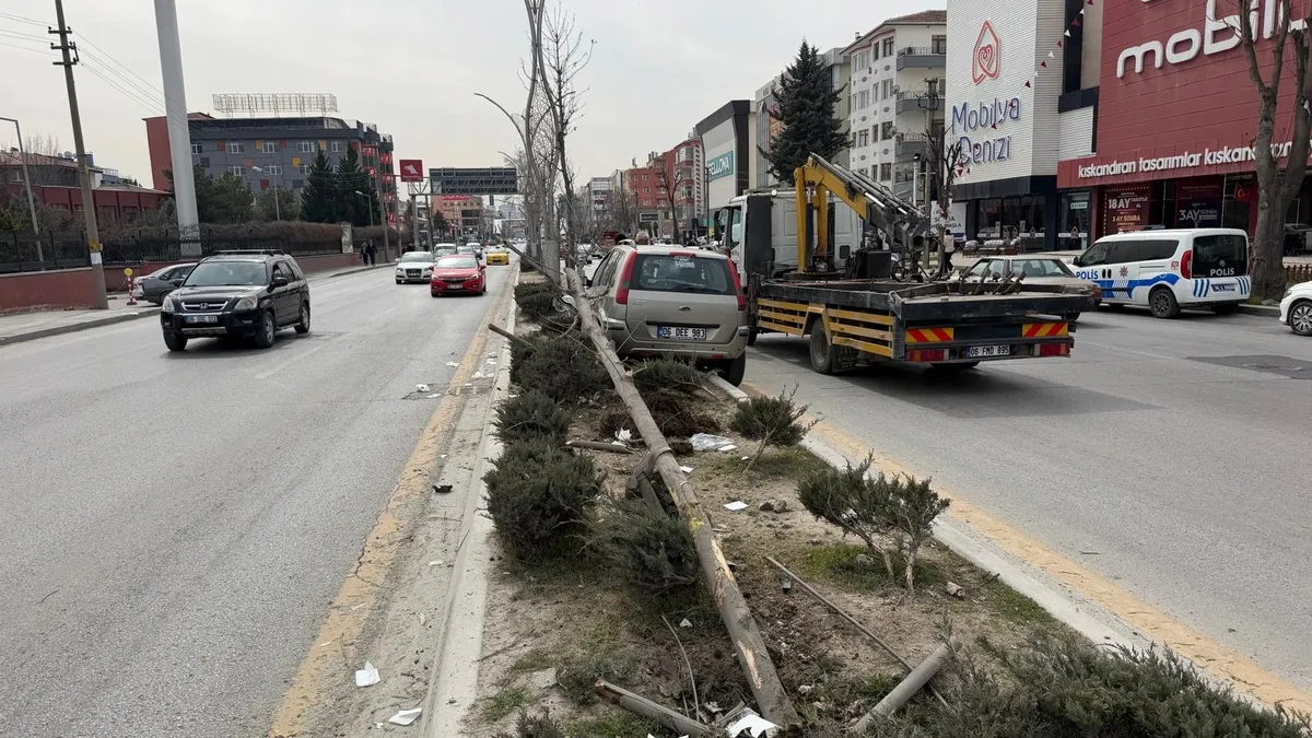 Ankara’da feci kaza: Yayalara çarpan otomobil refüje çıktı! 2 Yaralı Ankara’da feci kaza: Yayalara çarpan otomobil refüje çıktı! 2 Yaralı