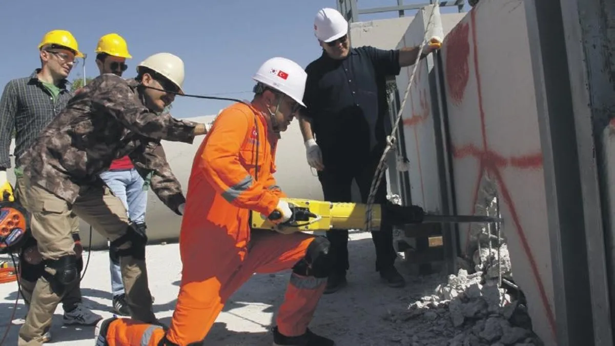 Cübbelerini adliyede bıraktılar afet tatbikatına katıldılar Cübbelerini adliyede bıraktılar afet tatbikatına katıldılar