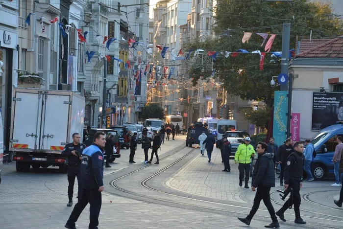 son-dakika-taksim-istiklal-caddesinde-patlama-bolgeye-cok-sayida-ekip-sevk-edildi-1668349063908.jpeg