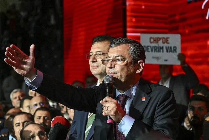 CHP Genel Başkanı Özel, İmamoğlu'nun beceriksizliğini yalanlarla perdeledi