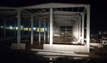 İşçiler, fırtınada uçan çatıdan düştü