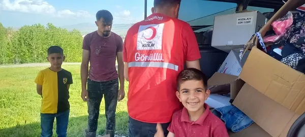 kizilay-agrida-kurban-bayraminda-yuzlerce-aileye-yardim-eli-uzatti-1719418838498.jpg