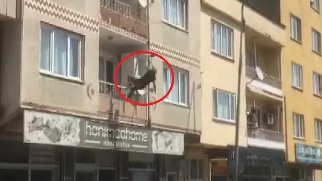 Bursa'da balkondan atlayan kadının kaldırımdaki yatağın üzerine düşme anı kamerada | Video