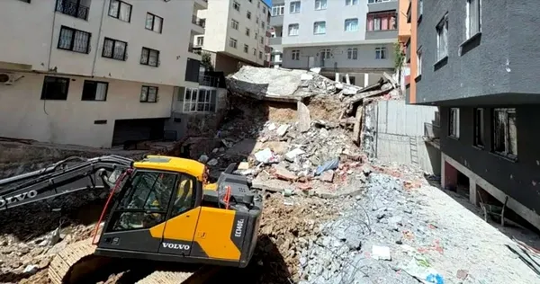 kagithanede-is-makinesi-yan-binanin-balkonunu-yikti-ev-sahibi-deprem-oluyor-zannettik-1785507500994.jpg