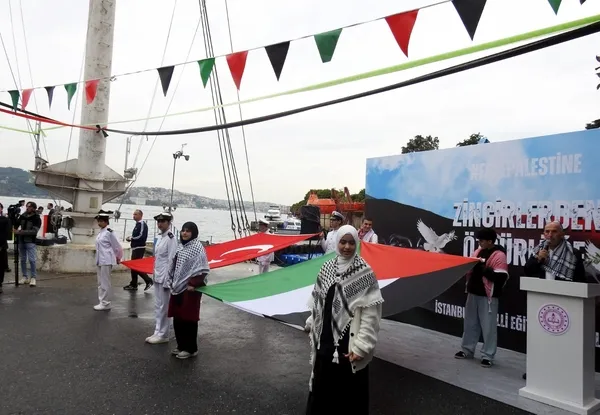 filistinin-ozgurlugu-icin-ogrenciler-filistin-ve-turk-bayraklari-ile-yurudu-1759867295689.jpg