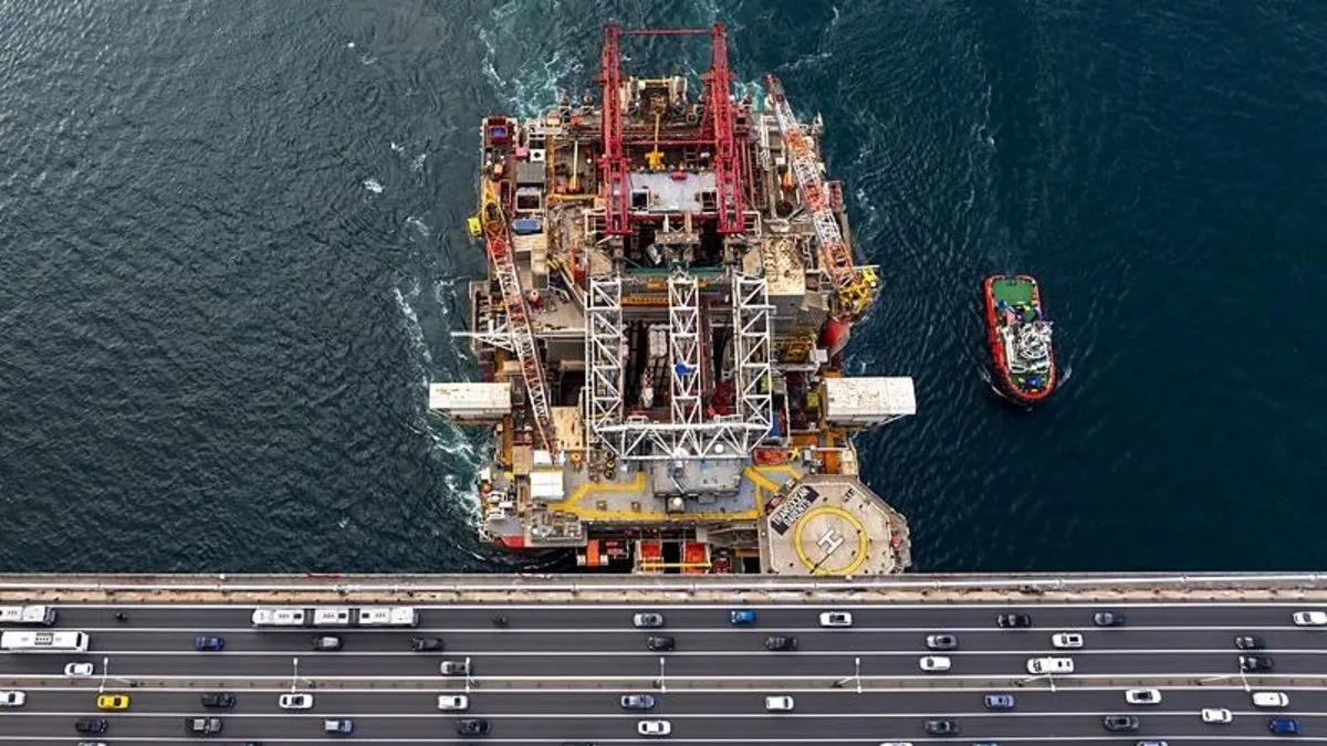 Dev platform İstanbul Boğazı'ndan geçti