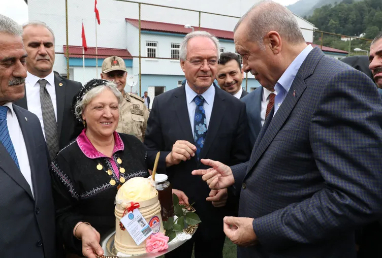 Başkan Erdoğan'a Rize ve Trabzon'da vatandaşlardan yoğun ilgi