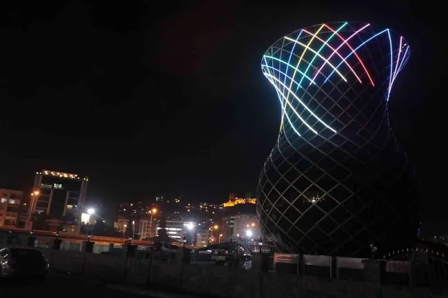 Dev çay bardağı ışıklandırıldı, ortaya renkli görüntüler çıktı