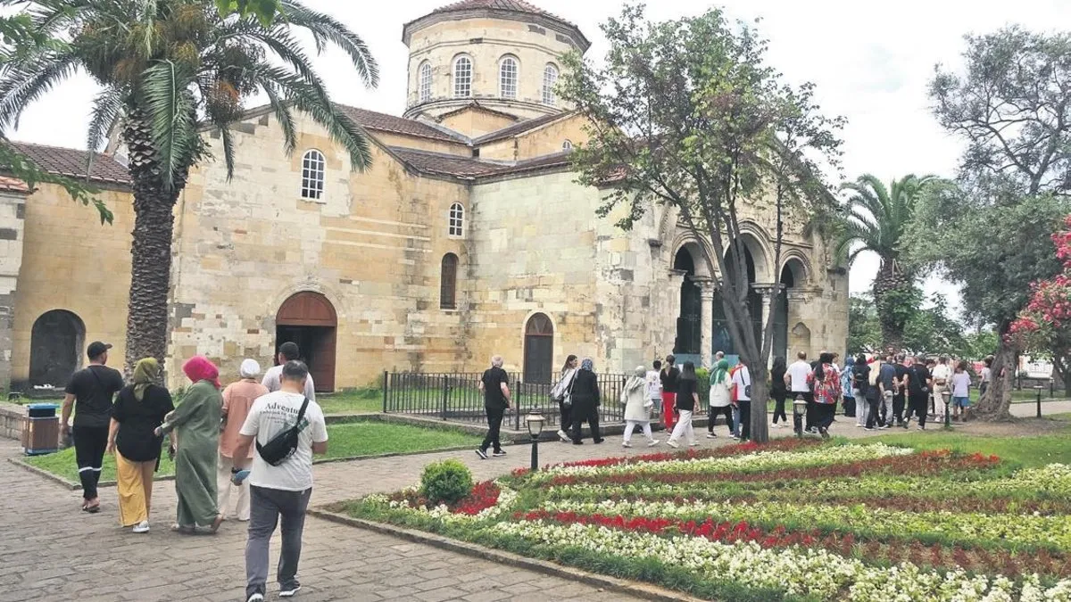 Ayasofya, ziyaretçi akınına uğruyor